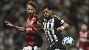 Léo Pereira e Hulk disputam bola