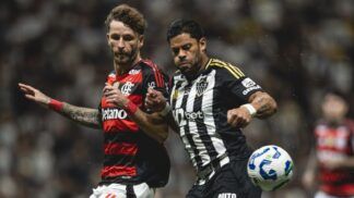 Léo Pereira e Hulk disputam bola