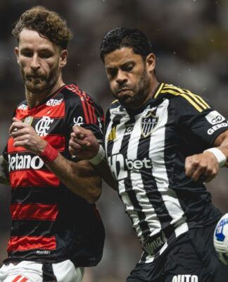 Léo Pereira e Hulk disputam bola