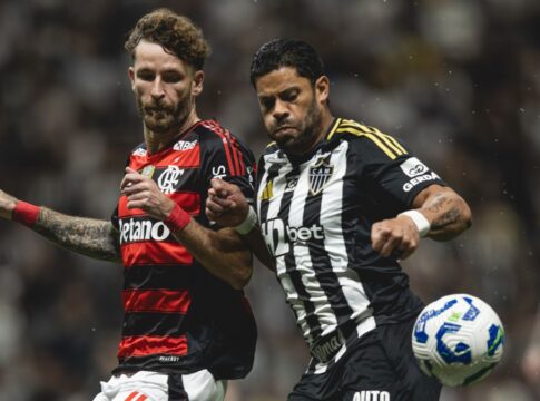 Léo Pereira e Hulk disputam bola