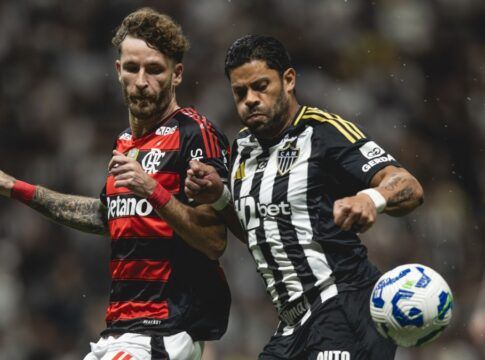 Léo Pereira e Hulk disputam bola