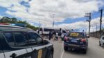 Duas viaturas e policiais da PRF durante a operação
