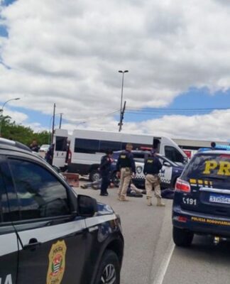 Duas viaturas e policiais da PRF durante a operação