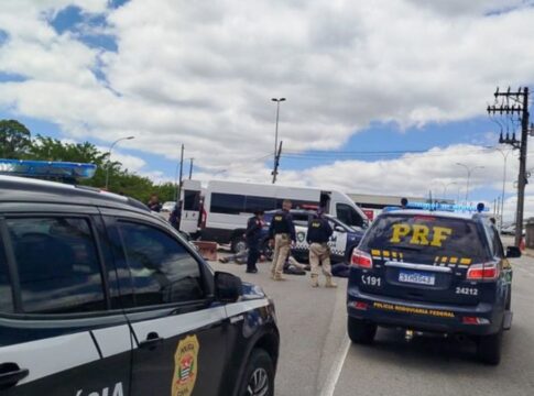 Duas viaturas e policiais da PRF durante a operação