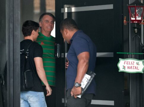 Jair Bolsonaro veste camisa verde na entrada de sua casa