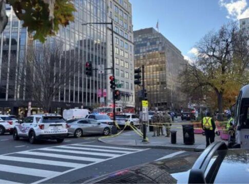 Foto de viaturas próximas ao local do tiroteio