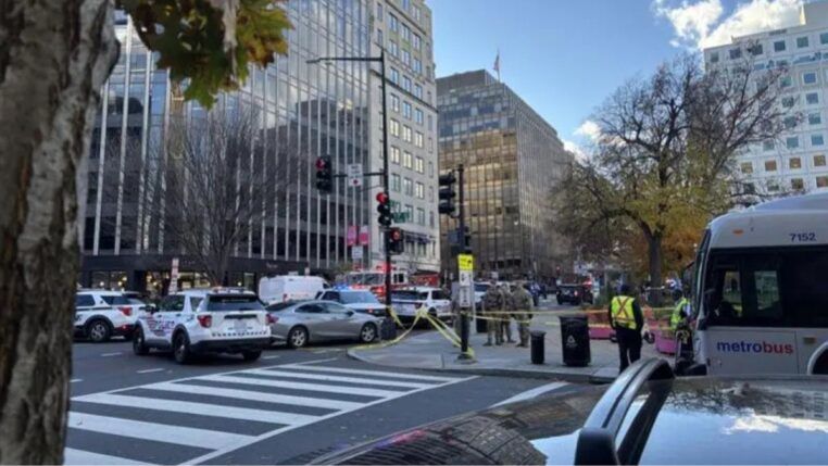 Foto de viaturas próximas ao local do tiroteio