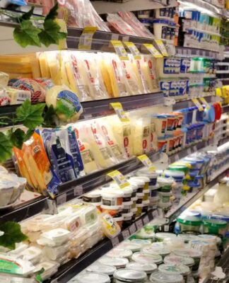 Prateleiras de supermercado na área de frios