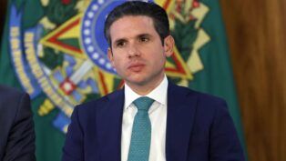 Presidente da Câmara do Deputados, Hugo Motta aparece à frente da bandeira das Armas Nacionais