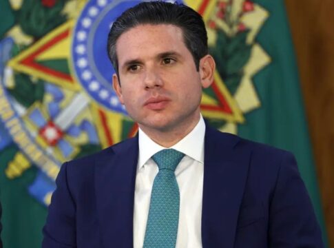 Presidente da Câmara do Deputados, Hugo Motta aparece à frente da bandeira das Armas Nacionais