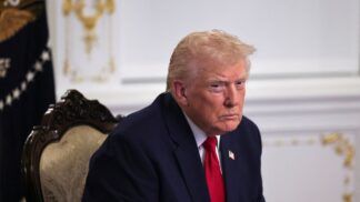 Presidente dos EUA, Donald Trump faz olhar de irritação para a câmera