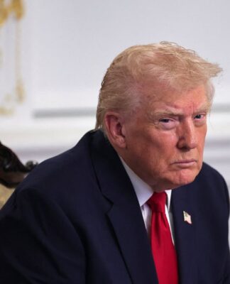 Presidente dos EUA, Donald Trump faz olhar de irritação para a câmera