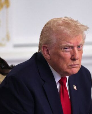 Presidente dos EUA, Donald Trump faz olhar de irritação para a câmera