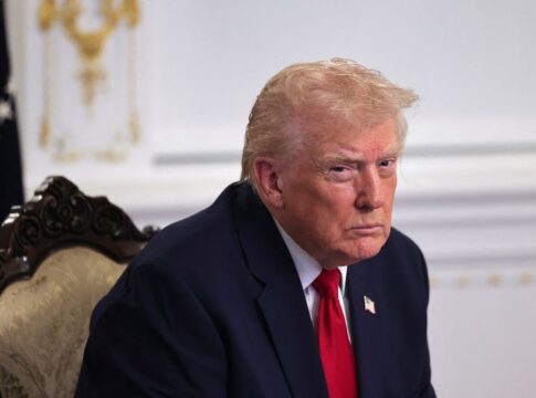 Presidente dos EUA, Donald Trump faz olhar de irritação para a câmera