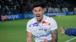 Bareiro comemora gol