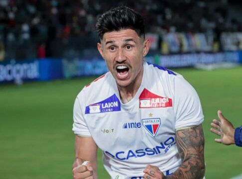 Bareiro comemora gol