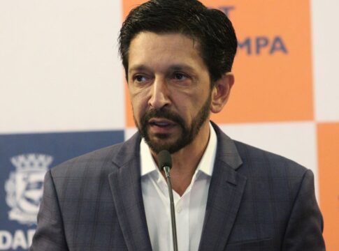 Prefeito Ricardo Nunes fala ao microfone