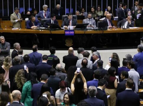 Congresso derruba 52 vetos de Lula e libera pacote que flexibiliza licenciamento ambiental