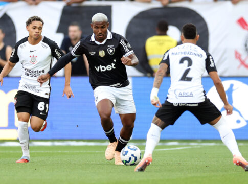 Corinthians empata com Botafogo em jogo movimentado e segue na disputa por vaga no G-8