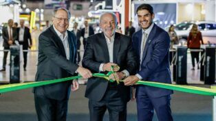O presidente da República, Luís Inácio Lula da Silva, durante a Abertura do Salão Internacional de Automóvel em São Paulo, ao lado do Vice-Presidente, Geraldo Alckmin, e o presidente da Anfavea, Igor Calvet.