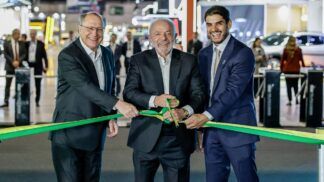 O presidente da República, Luís Inácio Lula da Silva, durante a Abertura do Salão Internacional de Automóvel em São Paulo, ao lado do Vice-Presidente, Geraldo Alckmin, e o presidente da Anfavea, Igor Calvet.