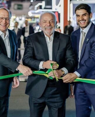 O presidente da República, Luís Inácio Lula da Silva, durante a Abertura do Salão Internacional de Automóvel em São Paulo, ao lado do Vice-Presidente, Geraldo Alckmin, e o presidente da Anfavea, Igor Calvet.