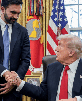 O presidente dos EUA, Donald Trump, e o prefeito eleito de Nova York, Zohran Mamdani, apertam as mãos durante encontro no Salão Oval da Casa Branca, em Washington