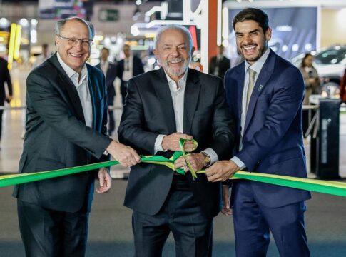 O presidente da República, Luís Inácio Lula da Silva, durante a Abertura do Salão Internacional de Automóvel em São Paulo, ao lado do Vice-Presidente, Geraldo Alckmin, e o presidente da Anfavea, Igor Calvet.