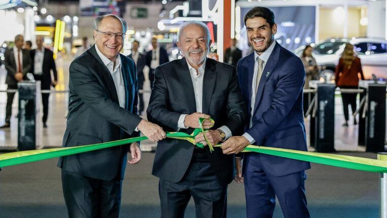 O presidente da República, Luís Inácio Lula da Silva, durante a Abertura do Salão Internacional de Automóvel em São Paulo, ao lado do Vice-Presidente, Geraldo Alckmin, e o presidente da Anfavea, Igor Calvet.