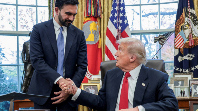 O presidente dos EUA, Donald Trump, e o prefeito eleito de Nova York, Zohran Mamdani, apertam as mãos durante encontro no Salão Oval da Casa Branca, em Washington