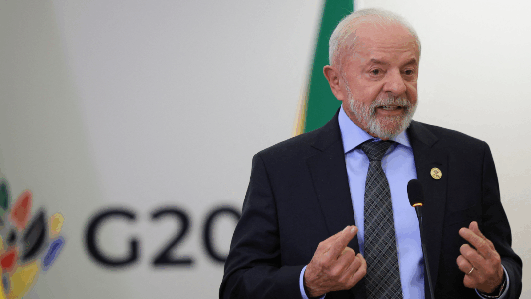 O presidente do Brasil, Luiz Inácio Lula da Silva, discursa durante uma coletiva de imprensa no segundo dia da Cúpula de Líderes do G20 em Joanesburgo, África do Sul