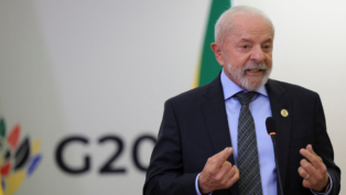 O presidente do Brasil, Luiz Inácio Lula da Silva, discursa durante uma coletiva de imprensa no segundo dia da Cúpula de Líderes do G20 em Joanesburgo, África do Sul