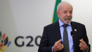 O presidente do Brasil, Luiz Inácio Lula da Silva, discursa durante uma coletiva de imprensa no segundo dia da Cúpula de Líderes do G20 em Joanesburgo, África do Sul