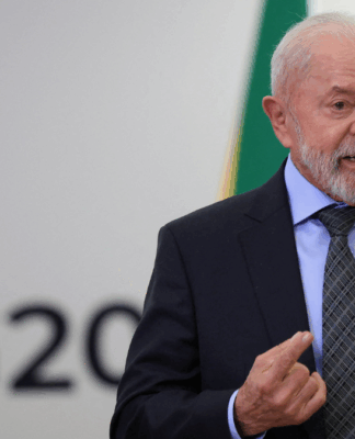 O presidente do Brasil, Luiz Inácio Lula da Silva, discursa durante uma coletiva de imprensa no segundo dia da Cúpula de Líderes do G20 em Joanesburgo, África do Sul