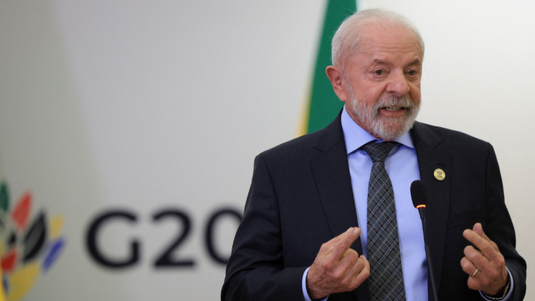 O presidente do Brasil, Luiz Inácio Lula da Silva, discursa durante uma coletiva de imprensa no segundo dia da Cúpula de Líderes do G20 em Joanesburgo, África do Sul