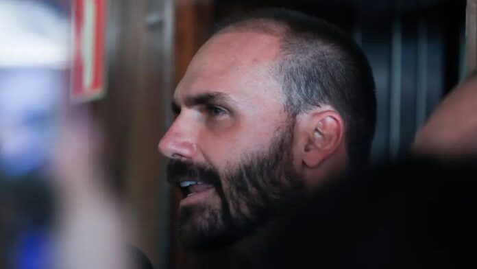 STF alcança maioria para tornar Eduardo Bolsonaro réu por coação no caso do tarifaço