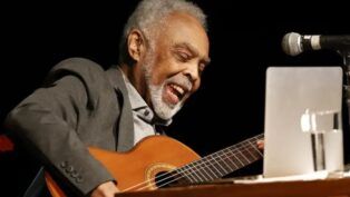 Gilberto Gil toca seu violão durante show