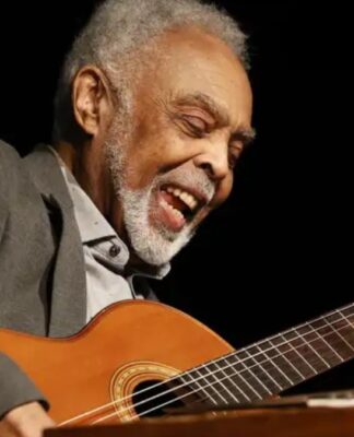 Gilberto Gil toca seu violão durante show