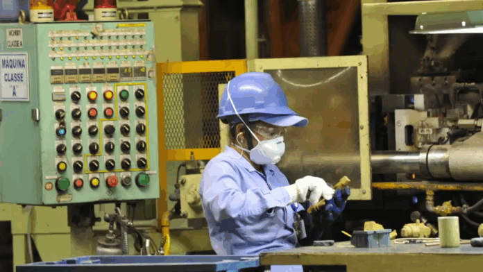 Indústria brasileira recua 0,4% em setembro e sente efeitos dos juros e do tarifaço dos EUA