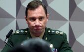 Mauro Cid faz expressão facial de incômodo durante audiência no Congresso Nacional