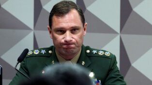 Mauro Cid faz expressão facial de incômodo durante audiência no Congresso Nacional