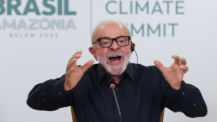 O presidente Luiz Inácio Lula da Silva discursa durante uma coletiva de imprensa com membros da mídia internacional, antes da Conferência das Nações Unidas sobre Mudanças Climáticas (COP30), em Belém
