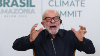O presidente Luiz Inácio Lula da Silva discursa durante uma coletiva de imprensa com membros da mídia internacional, antes da Conferência das Nações Unidas sobre Mudanças Climáticas (COP30), em Belém