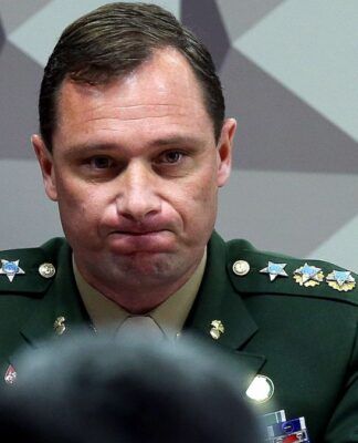 Mauro Cid faz expressão facial de incômodo durante audiência no Congresso Nacional