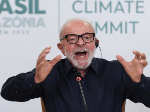 O presidente Luiz Inácio Lula da Silva discursa durante uma coletiva de imprensa com membros da mídia internacional, antes da Conferência das Nações Unidas sobre Mudanças Climáticas (COP30), em Belém