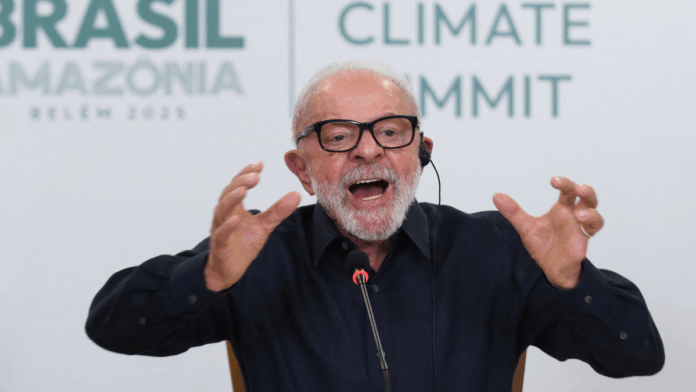 O presidente Luiz Inácio Lula da Silva discursa durante uma coletiva de imprensa com membros da mídia internacional, antes da Conferência das Nações Unidas sobre Mudanças Climáticas (COP30), em Belém