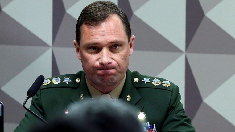 Mauro Cid faz expressão facial de incômodo durante audiência no Congresso Nacional