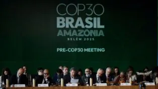 Políticos sentados em evento de abertura na COP30. Ao fundo, uma parede verde com os dizeres COP 30-BRASIL-AMAZÔNIA-PRE-COP30 MEETING