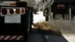 Caminhão solta fumaça em meio ao trânsito