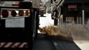 Caminhão solta fumaça em meio ao trânsito